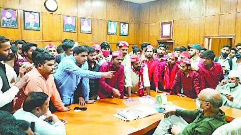 Uproar again in Bareilly College, quarrel with principal