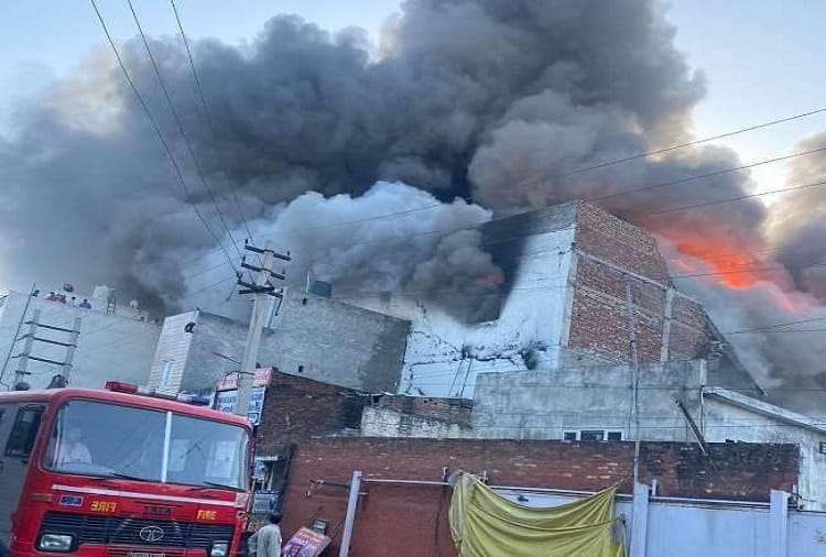 Fire due to short circuit in two storey carpet factory in Panipat administration sealed an area of one kilometer