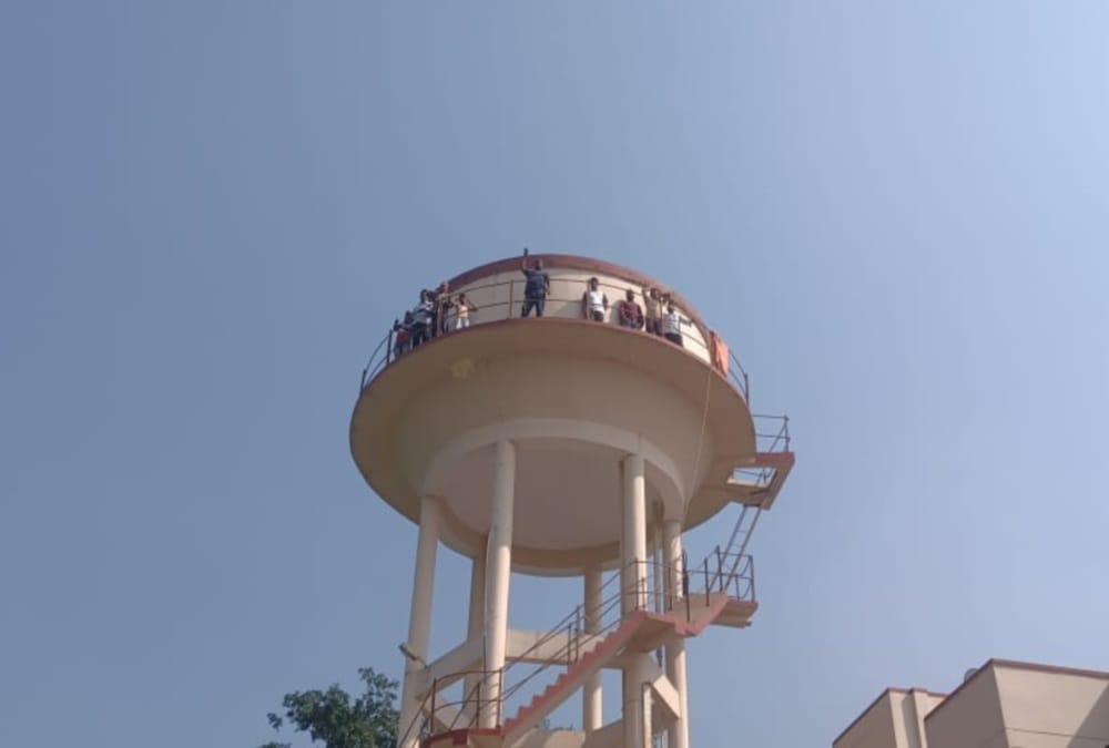 Rishikesh News: 11 employees climbed on overhead water tank to protest