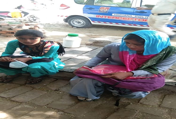 Two womens steals cash from conductors bag in bus coming from Hansi to Hisar