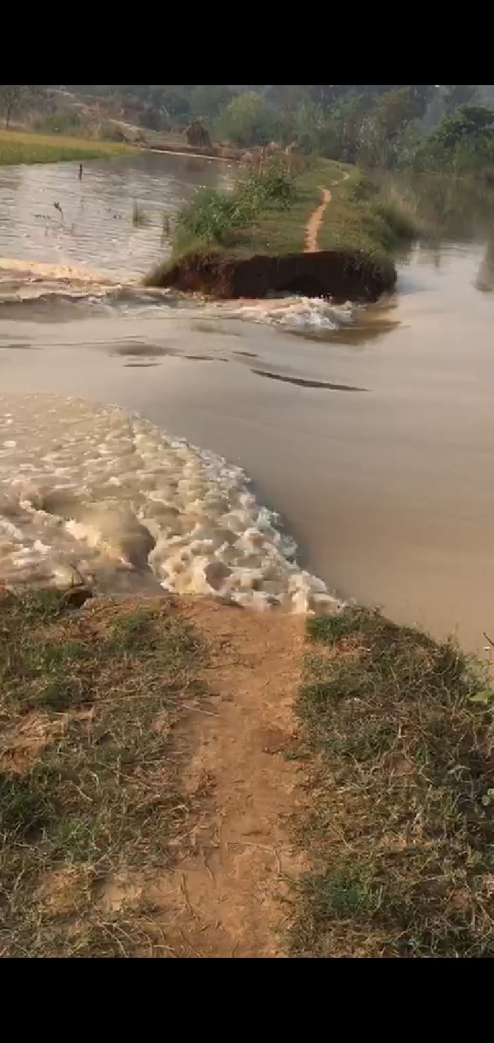 Ganga's temporary embankment broken in Dhanaura, thousands of bighas of land submerged