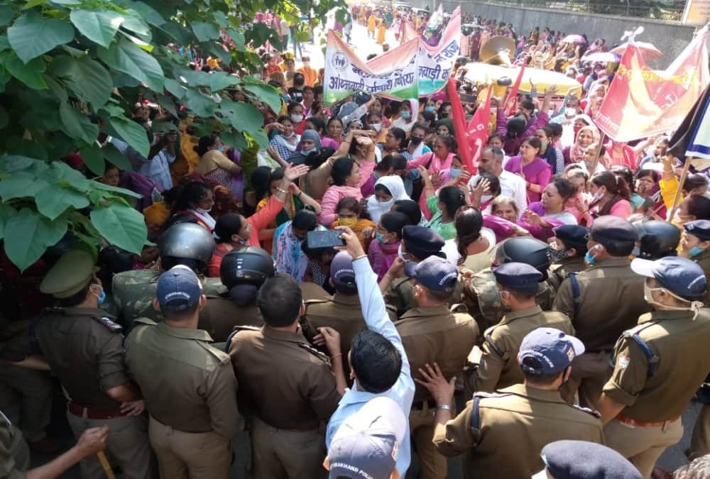 Dehradun News: Anganwadi worker unconscious during Secretariat march protest and Argument with Police photos