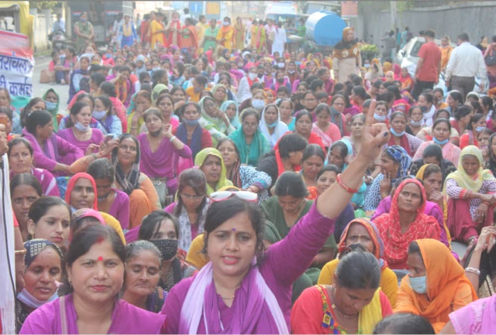 Dehradun News: Anganwadi worker unconscious during Secretariat march protest and Argument with Police photos
