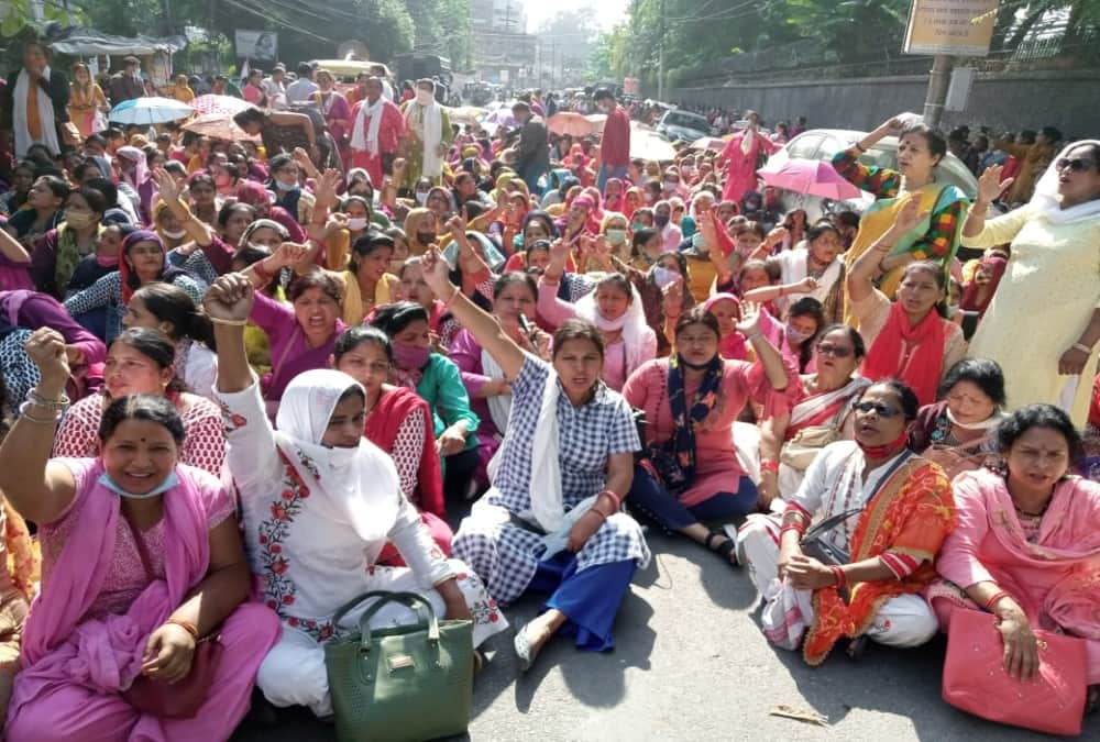 Dehradun News: Anganwadi worker unconscious during Secretariat march protest and Argument with Police photos