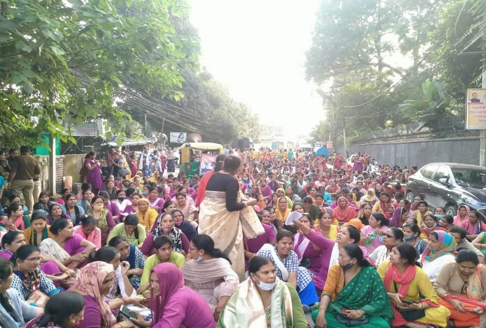 Dehradun News: Anganwadi worker unconscious during Secretariat march protest and Argument with Police photos