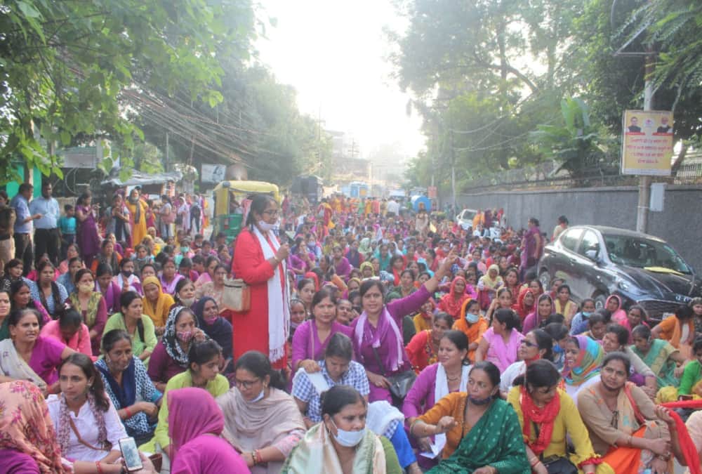 Dehradun News: Anganwadi worker unconscious during Secretariat march protest and Argument with Police photos
