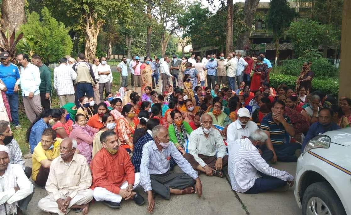 Women who went to meet the chief manager of IDPL were beaten up