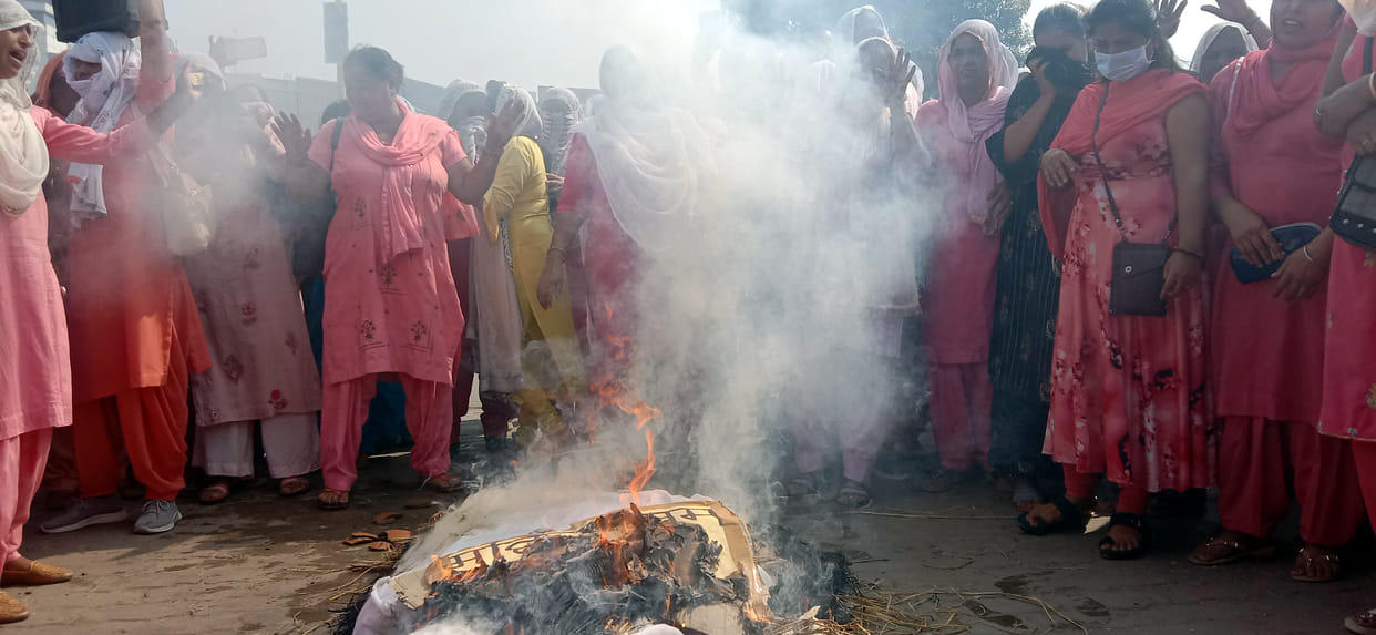 Anger of Anganwadi workers erupted, funeral procession of effigy carried out