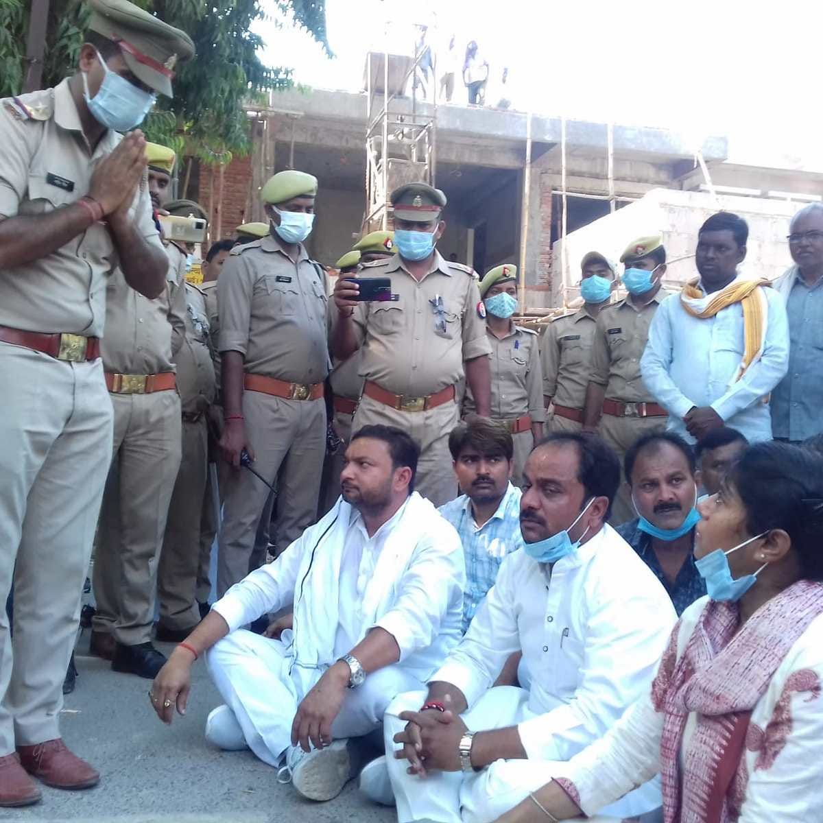 Police stopped Apna Dal right tractor journey workers sit on dharna in Varanasi