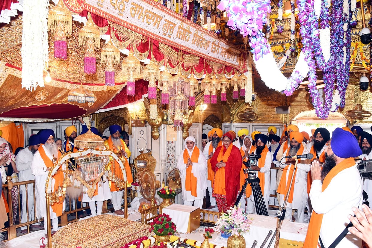 Sangat reached Shri Harmandir Sahib from country and abroad on Prakash Parv