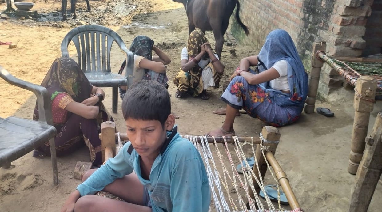 Conflict between two groups for taking out bulls from the field, death of innocent due to stone pelting
