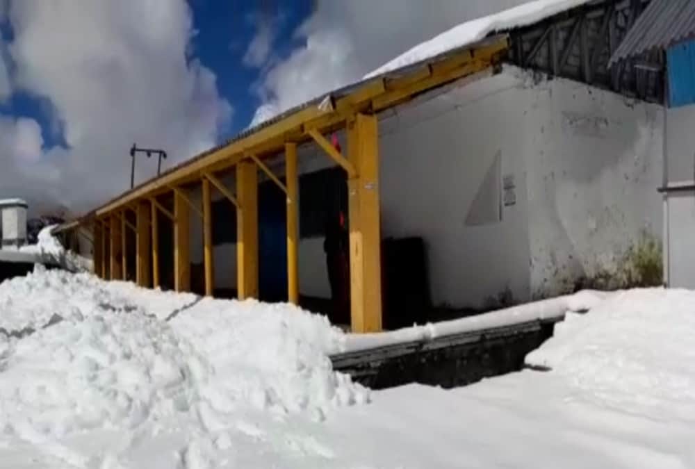 Uttarakhand Weather Update: Heavy Snowfall in Hemkund Sahib See beautiful Photos