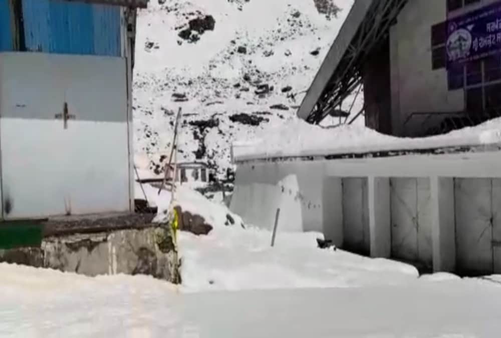 Uttarakhand Weather Update: Heavy Snowfall in Hemkund Sahib See beautiful Photos