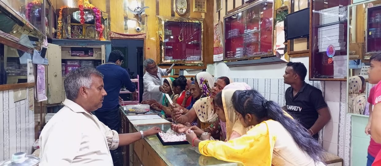 Bangkok nettles and Jaipuria red sarees attracting women