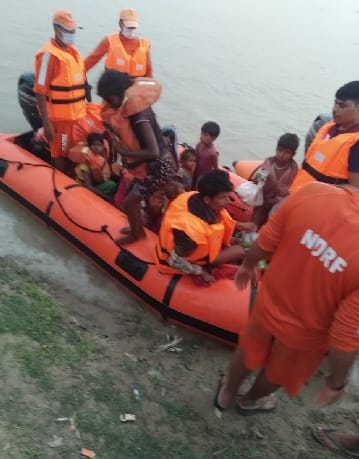 Samdaha embankment cut in Dhaurhara, work to save them went on overnight