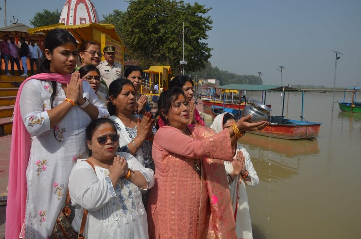 The wife of the Speaker of the Lok Sabha performed Ganga Pujan
