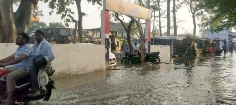 Kheri: While going to show the patient in Nakaha market, the boat overturned near the bridge.