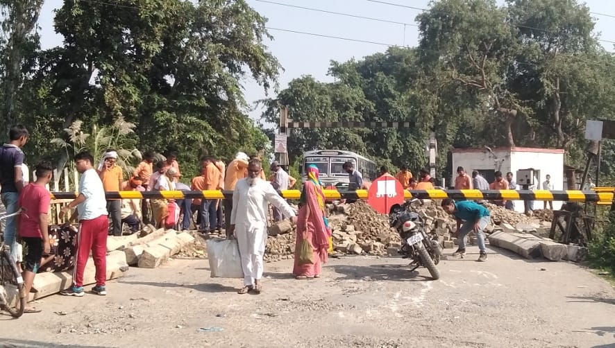 Due to the closure of Lavalheri gate, passersby passed through the fields