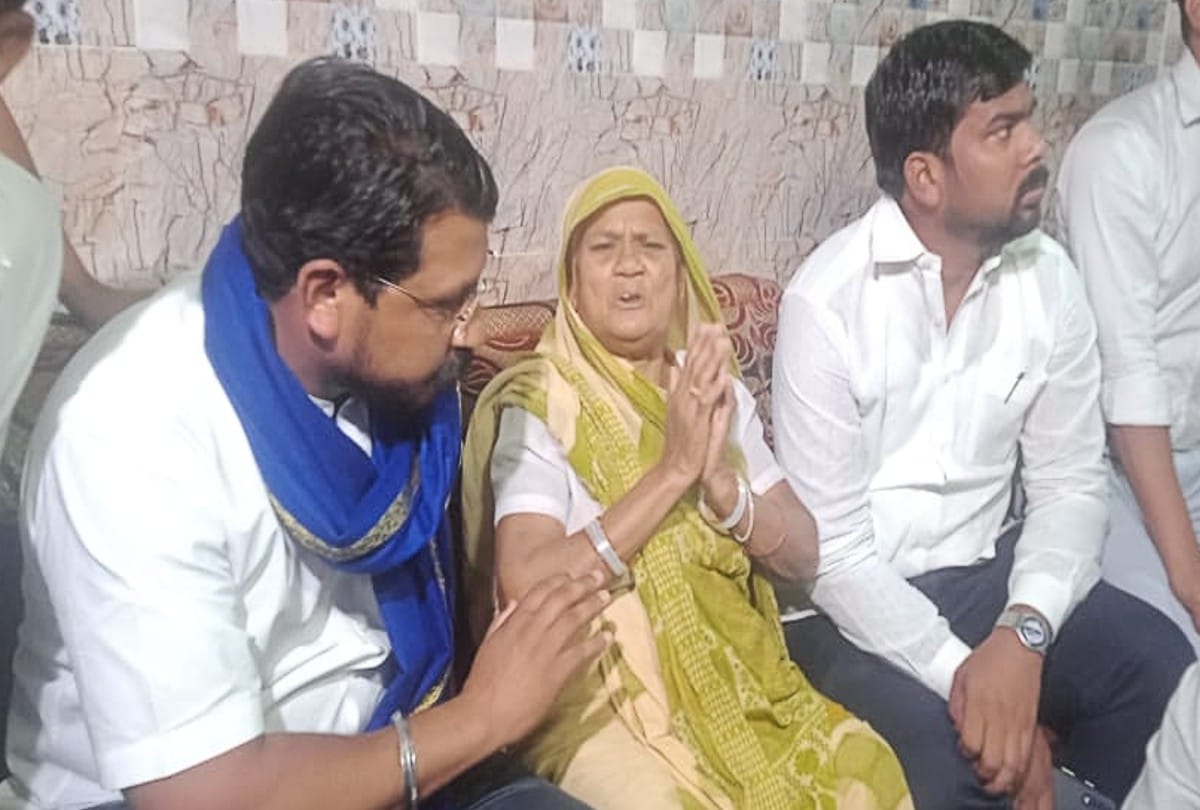 Bhim Army Chief Chandrashekhar Azad Meet The Victim Family In Agra