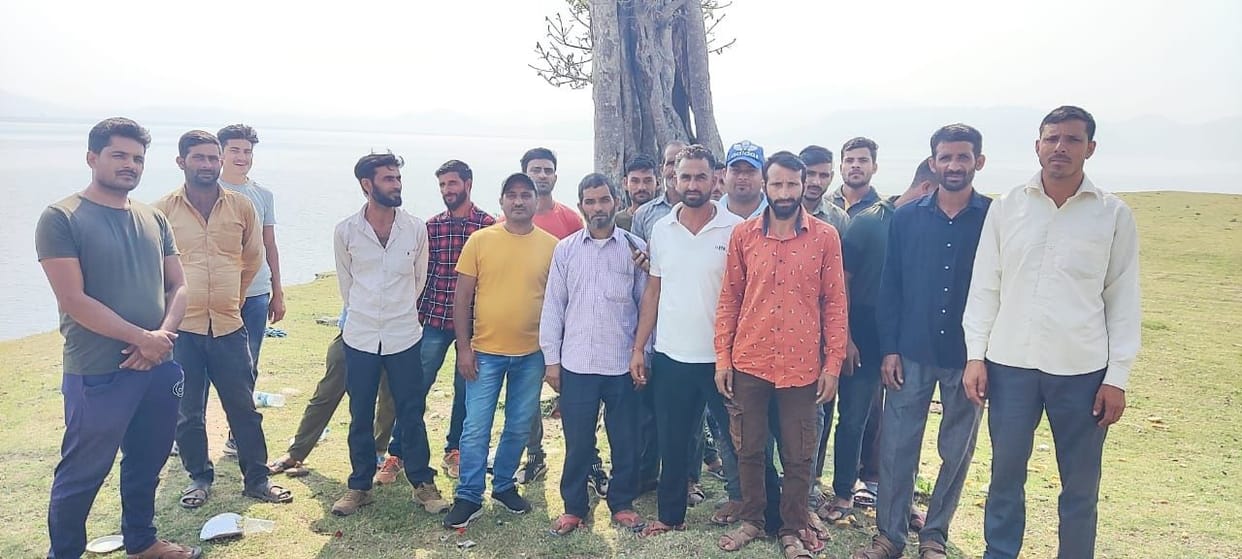 Unemployed fishermen due to lack of tender