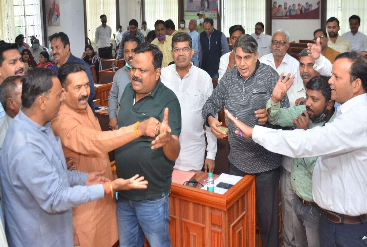 Councilors uproar in meeting of Municipal Corporation Agra