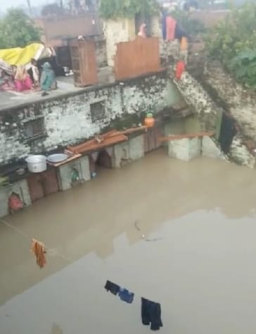 Sharda river is also causing havoc in Phulbehar, embankment is in danger