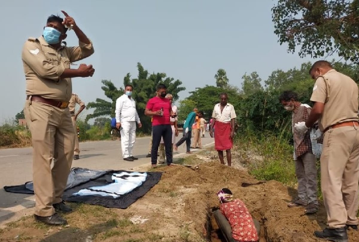 dead body of woman exhumed by digging grave in Sant Kabir Nagar