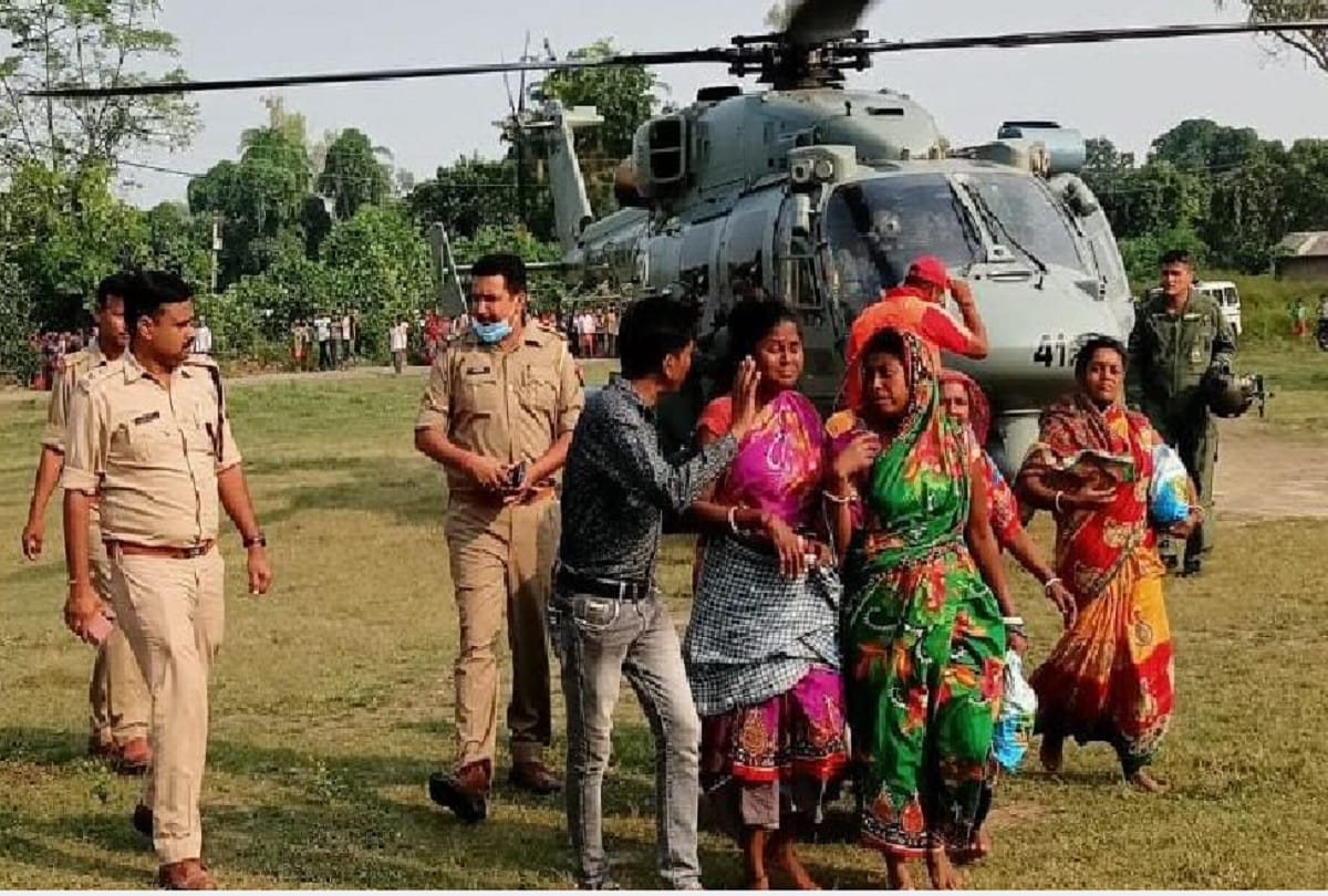 floods in pilibhit Six people climbed a tree to save their lives Saved after 74 hours see photos