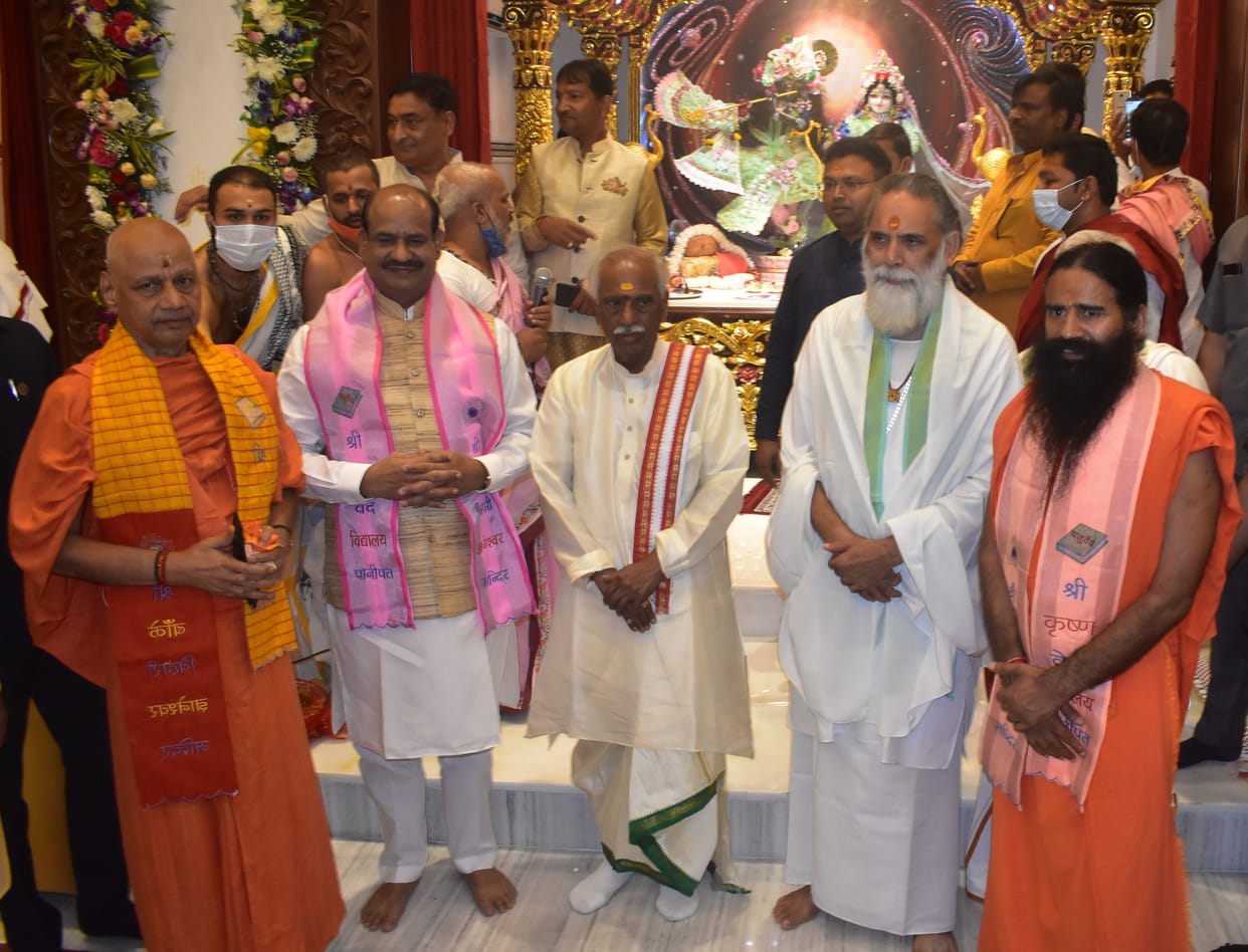 Gita teaches the art of living life, Vedas show the way to live: Bandaru Dattatreya