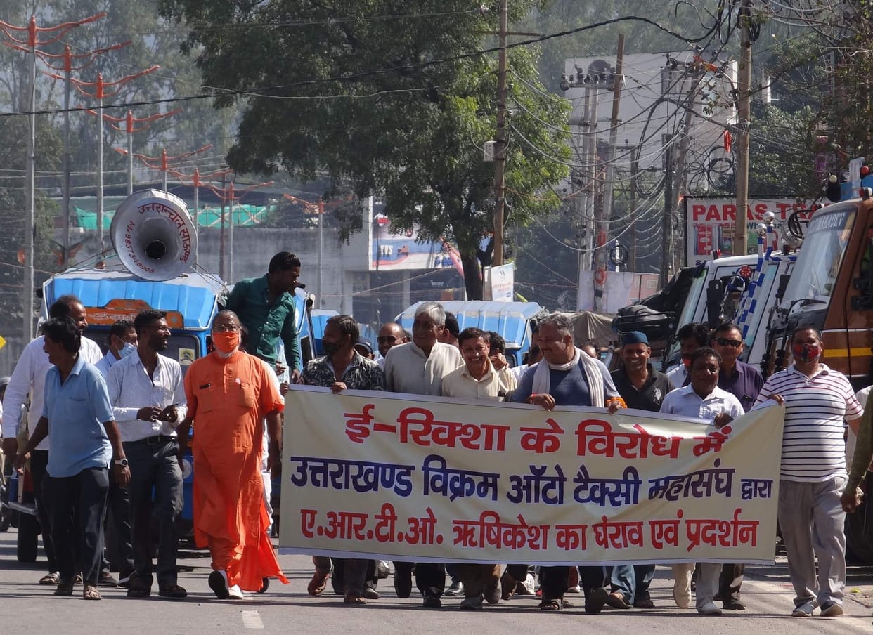 Auto and Vikram drivers gherao the ARTO office