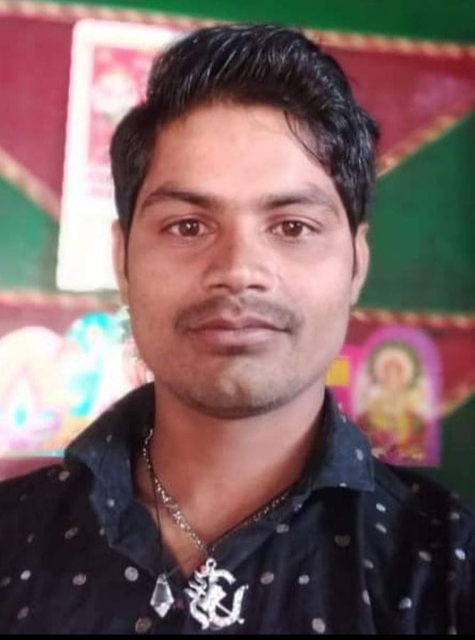 The friend was beaten up after seeing his wife, when he returned locked in the room, the body was found hanging.