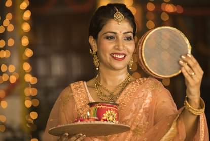 करवा चौथ पर चांद न दिखे तो ऐसे खोलें व्रत