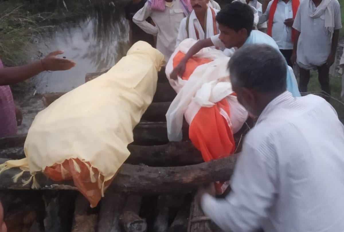 Son and daughter-in-law came out on shoulders of elderly father