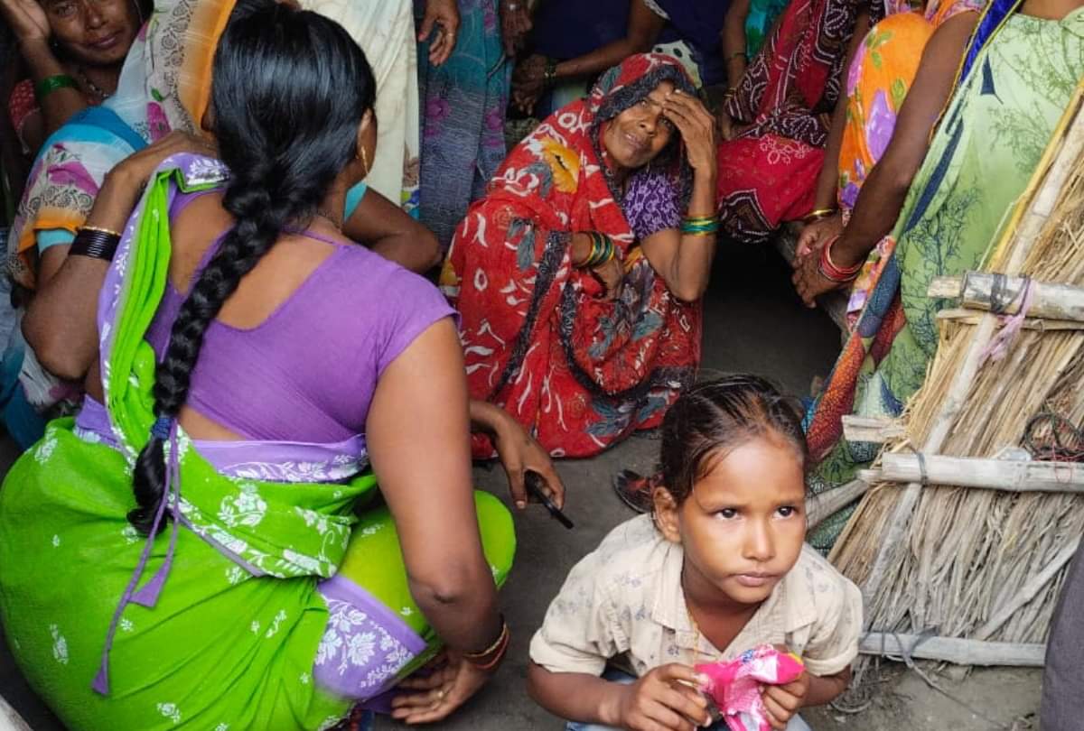 Son and daughter-in-law came out on shoulders of elderly father