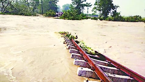 Kheri: 200 meters rail track sunk between Bhira-Palia, two more places are being cut