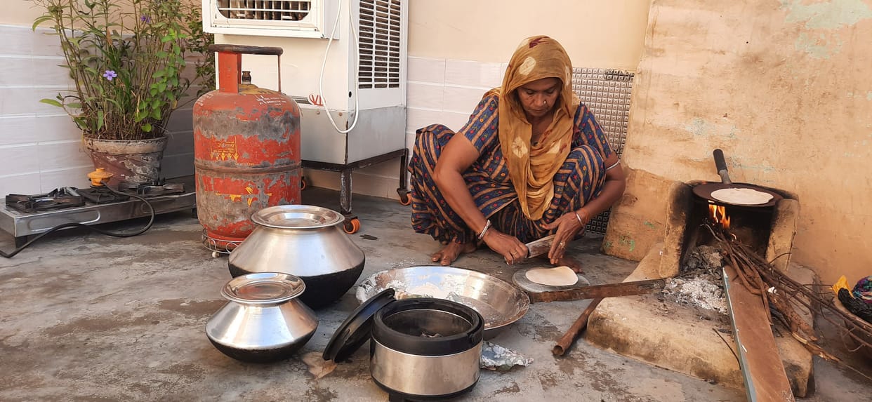 The increased price of gas cylinders removed the smoke of Ujjwala scheme, women burning the stove