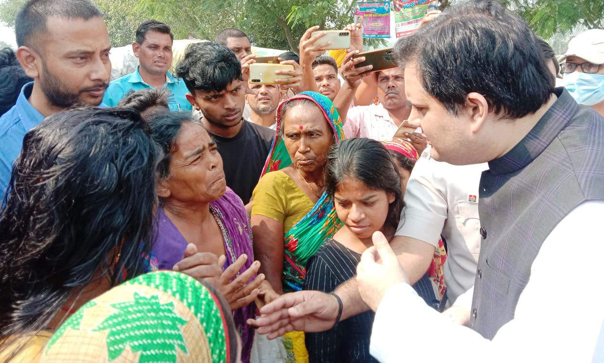 MP Varun Gandhi arrived to know the condition of flood victims, distributed food packets