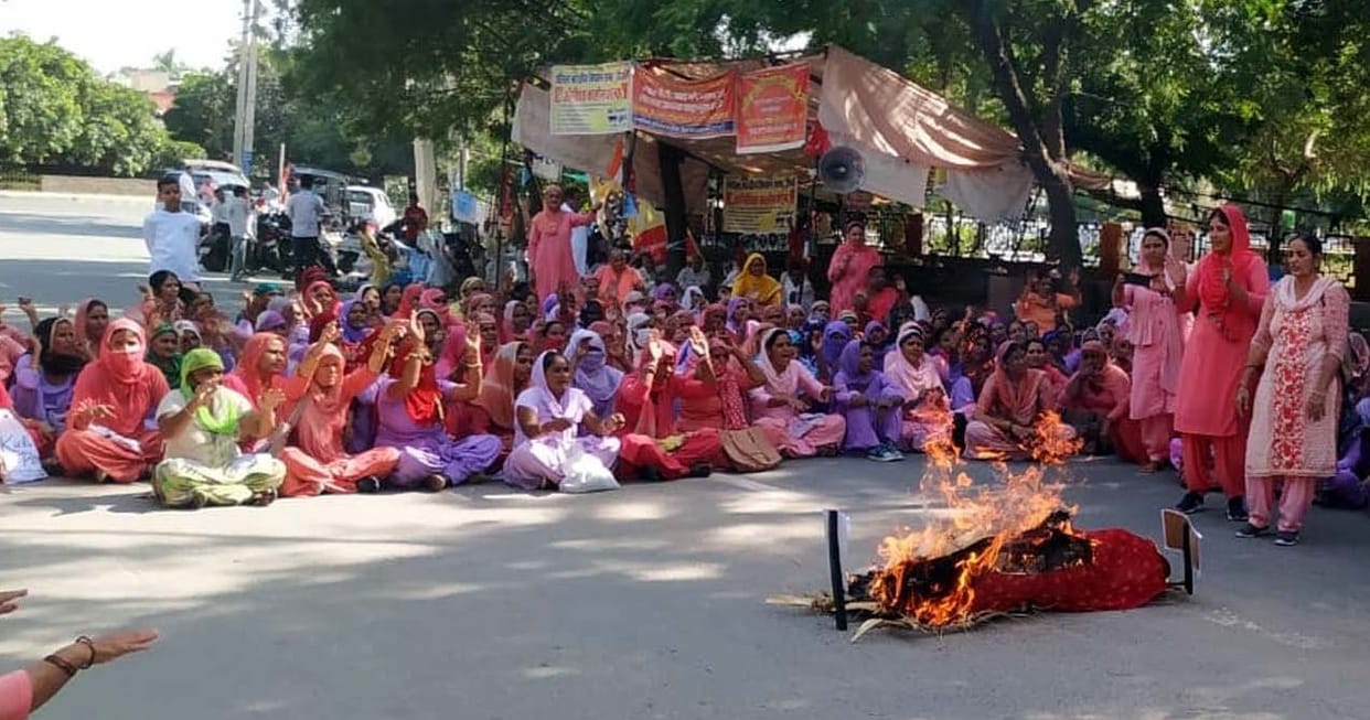 Anganwadi worker burnt the effigy of Minister of State Kamlesh Dhanda