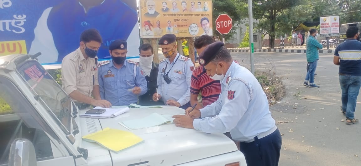 Traffic police collected fine from those who did not follow the traffic rules
