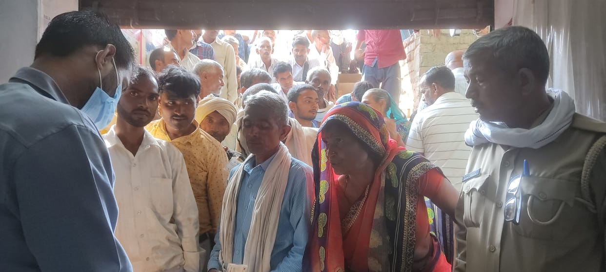 When the crowd of farmers gathered, the police were called and distributed fertilizers