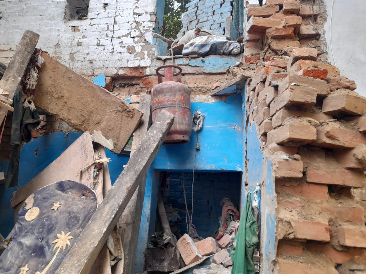 jaunpur news five peopel killed due to house collapse pictures are telling how painful accident