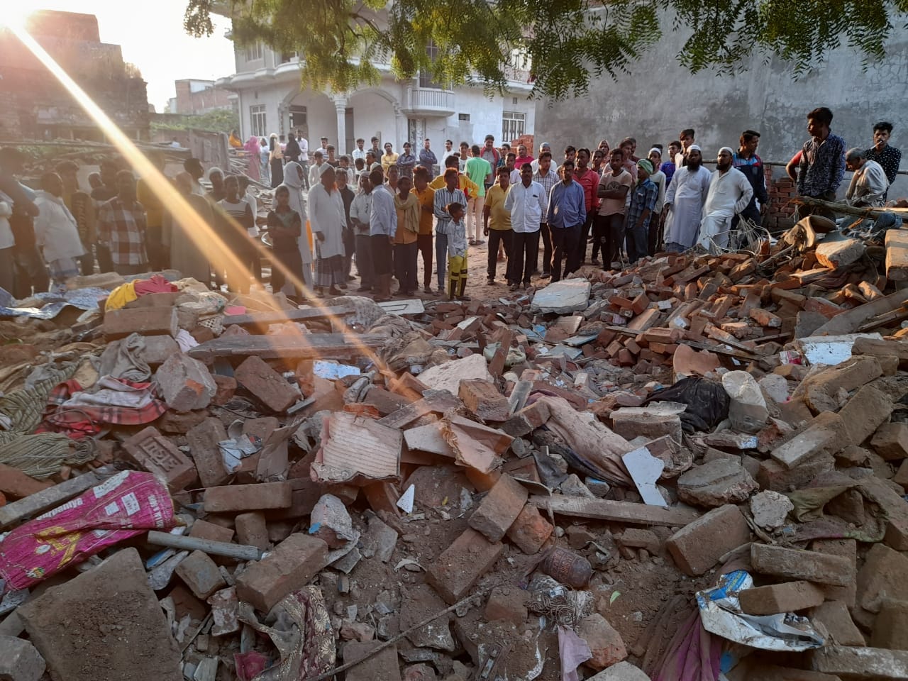jaunpur news five peopel killed due to house collapse pictures are telling how painful accident