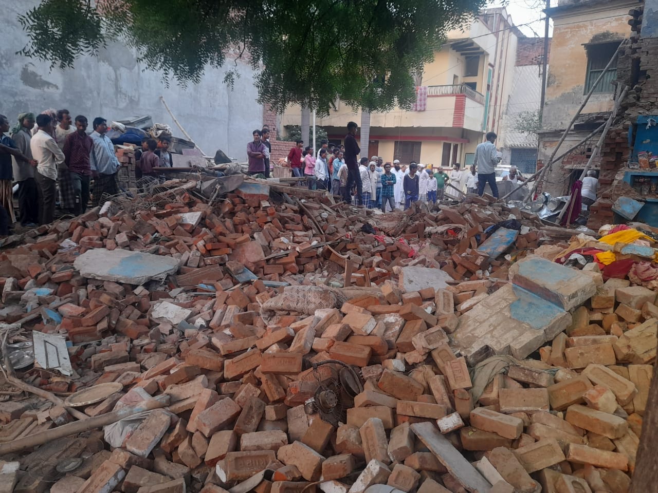 jaunpur news five peopel killed due to house collapse pictures are telling how painful accident