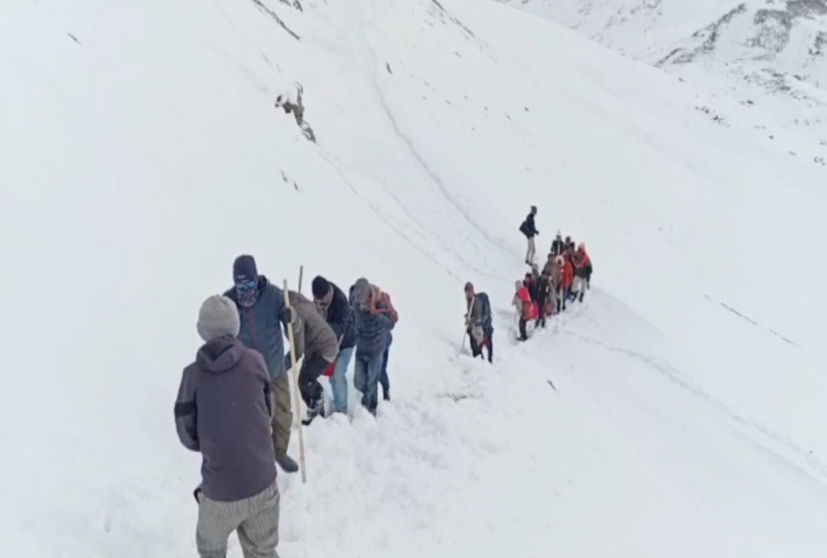 Lahaul-Spiti: 55 tourists stranded by snowfall were brought to Kaza safely