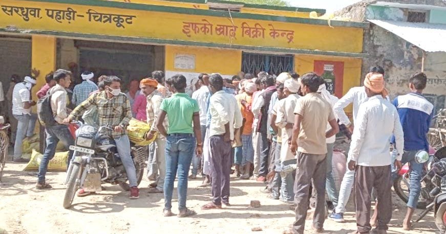 Farmers upset due to non-availability of fertilizers in committees