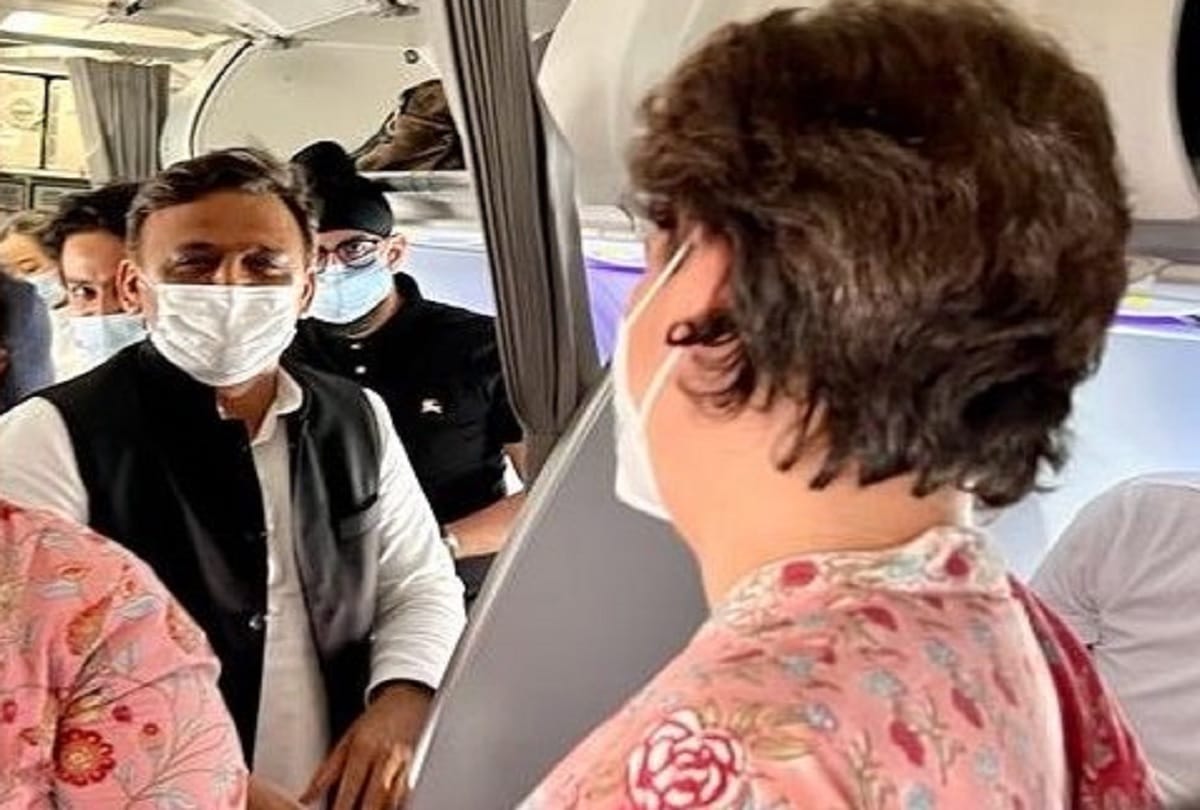 akhilesh yadav and priyanka gandhi met in delhi to lucknow flight photo goes viral