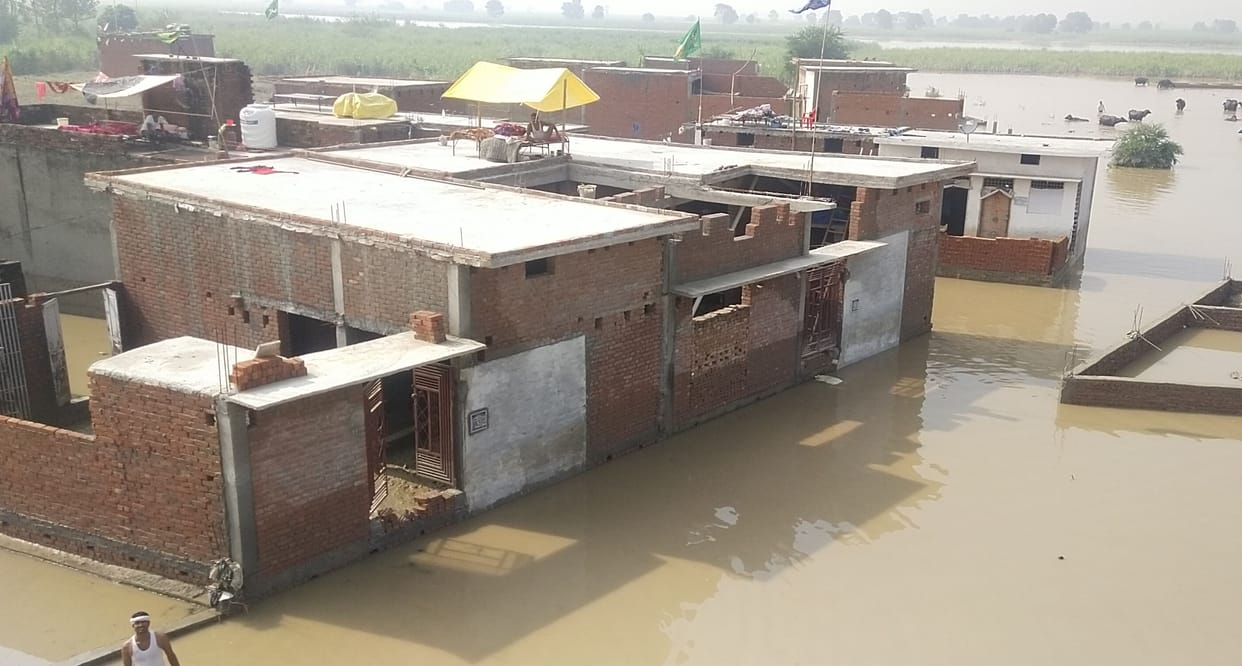 Devha river also caused havoc, water entered the houses, built houses on the roofs