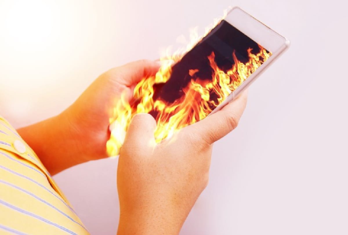 Madhya Pradesh: mobile battery blasted in satna, Class 8 student severely hurt