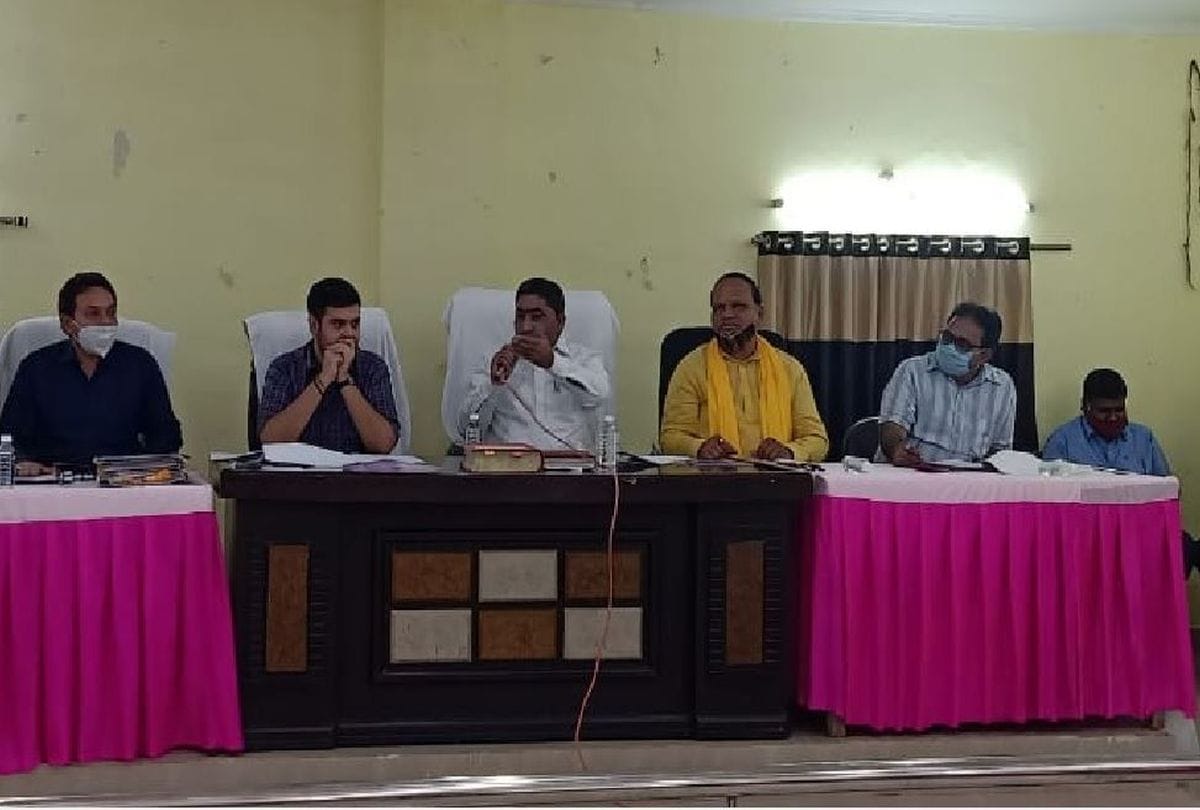 two councillor abusing each other in the meeting of Mathura-Vrindavan Municipal Corporation