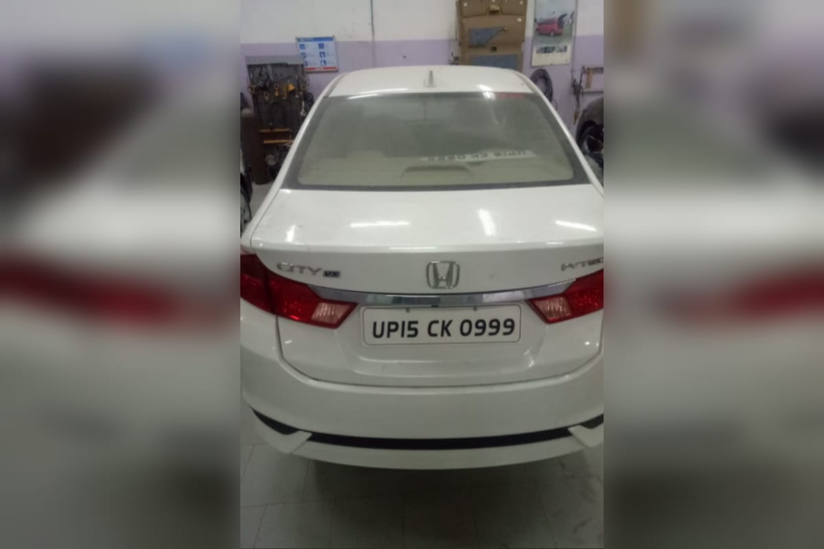 The head constable wife has big secrets are oped due to the complaint of the inspector husband, she used to drive in a Honda City car in Meerut